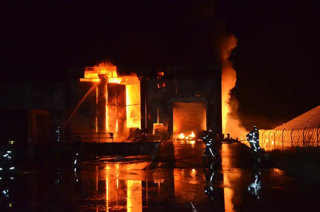 Serik’te Geceyi Alevler Sardı! Soğuk Hava Deposu Yandı 4